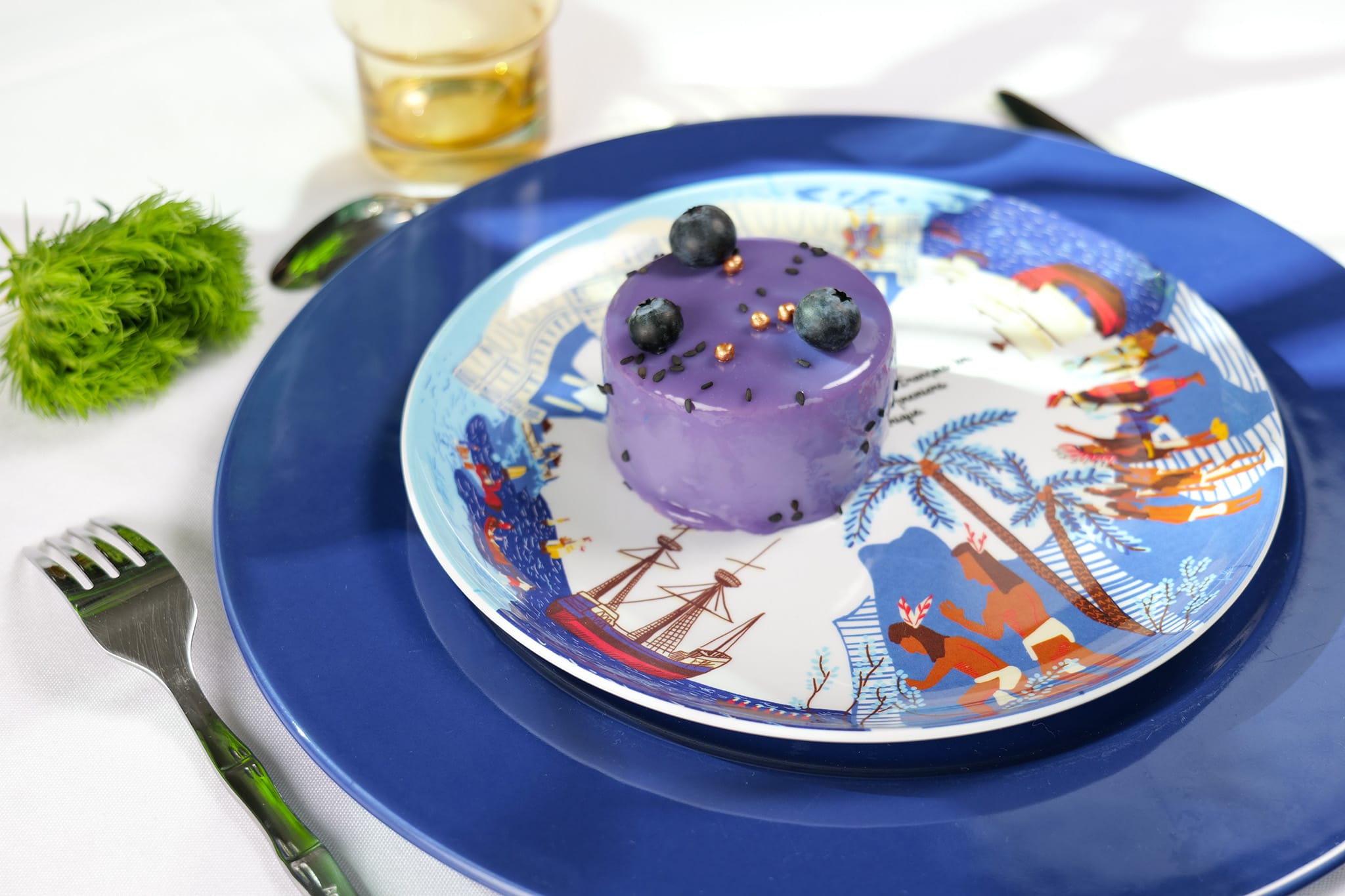 Table dressée avec une assiette à dessert en mélamine Jacques Cartier, Ours Blanc Paris