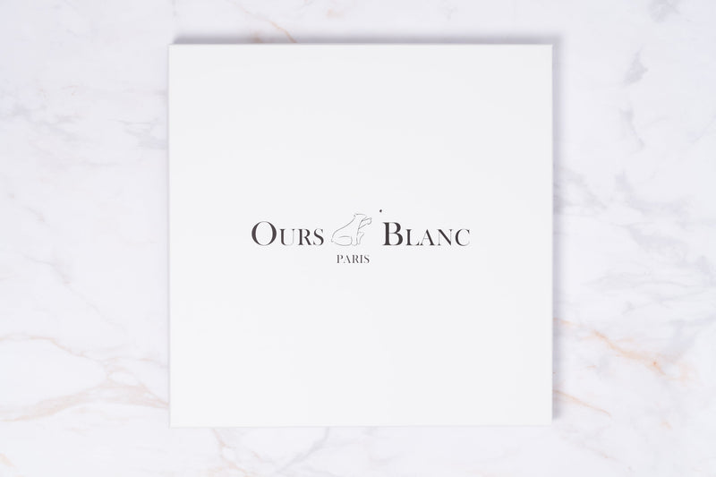 Coffret cadeau rigide blanc du plateau Le Polo à Deauville · Ours Blanc Paris