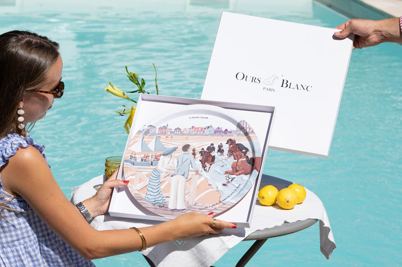 Le plateau Le Polo à Deauville découvert dans son coffret cadeau Ours Blanc Paris, idée cadeau élégante