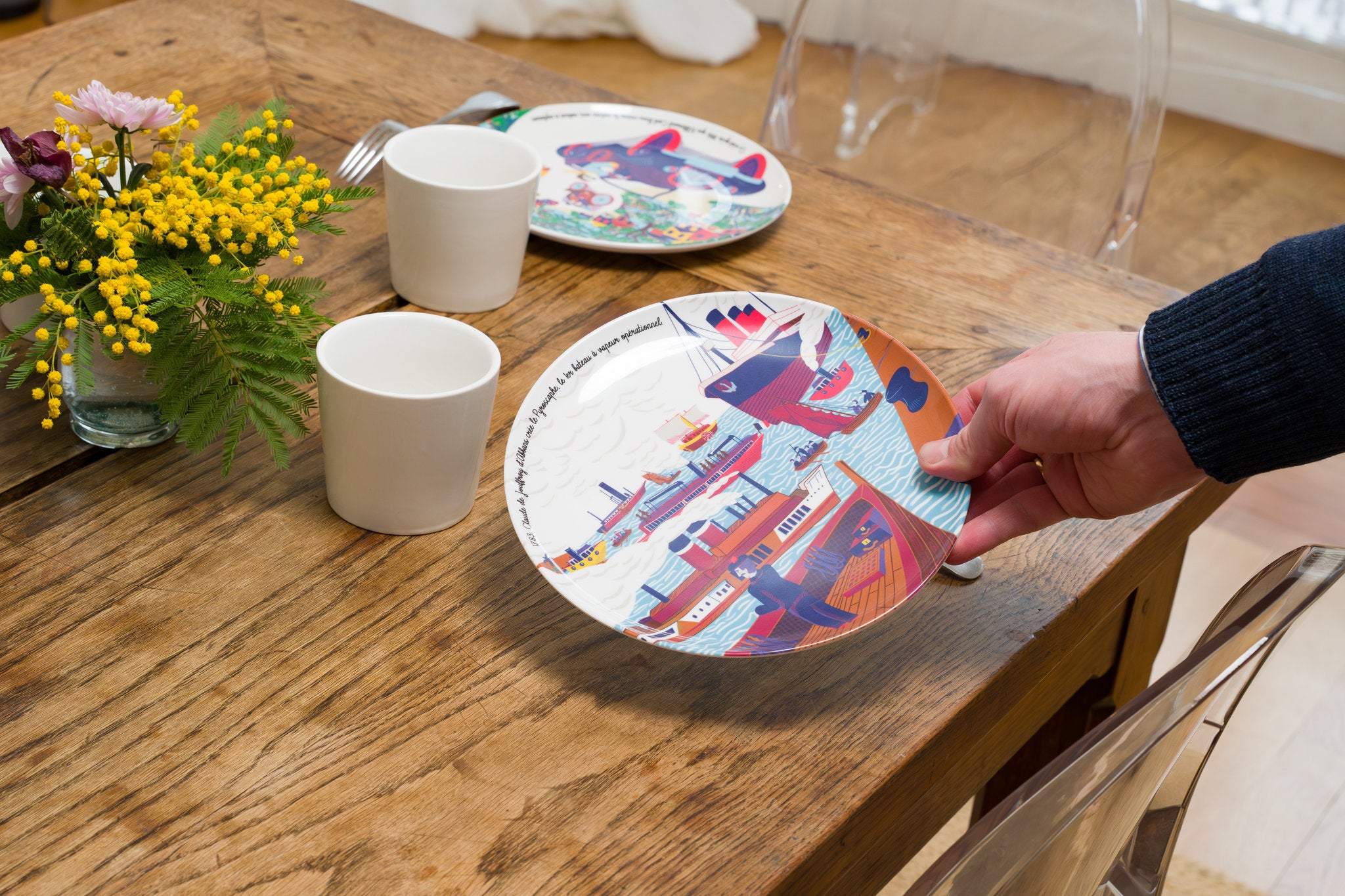 Vaisselle décorative illustrant l'invention historique du bateau à vapeur.