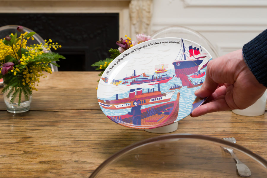 Vaisselle décorative illustrant l'invention historique du bateau à vapeur.