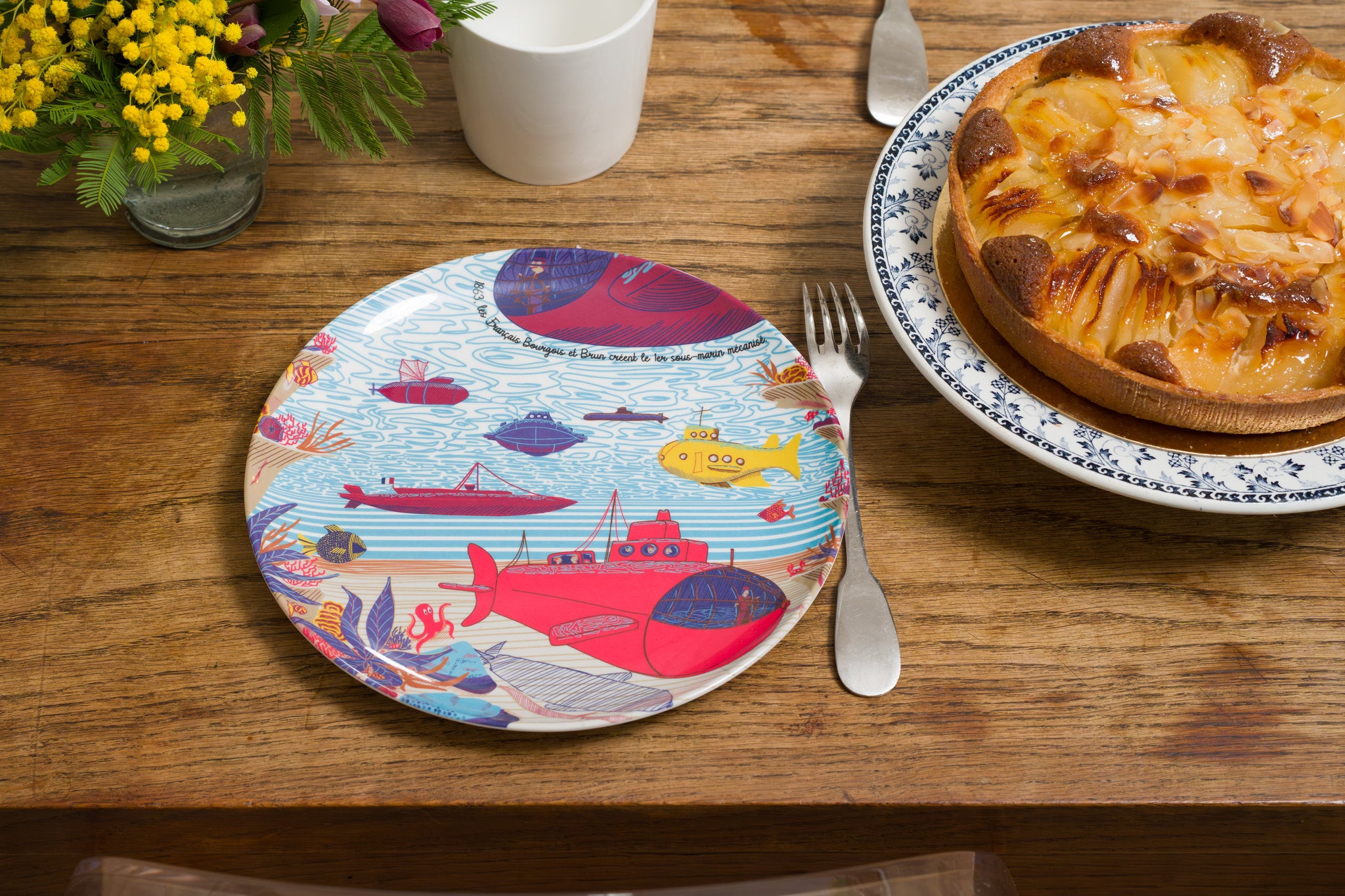 Vaisselle illustrant le premier sous-marin motorisé Le Plongeur de Bourgois et Brun.