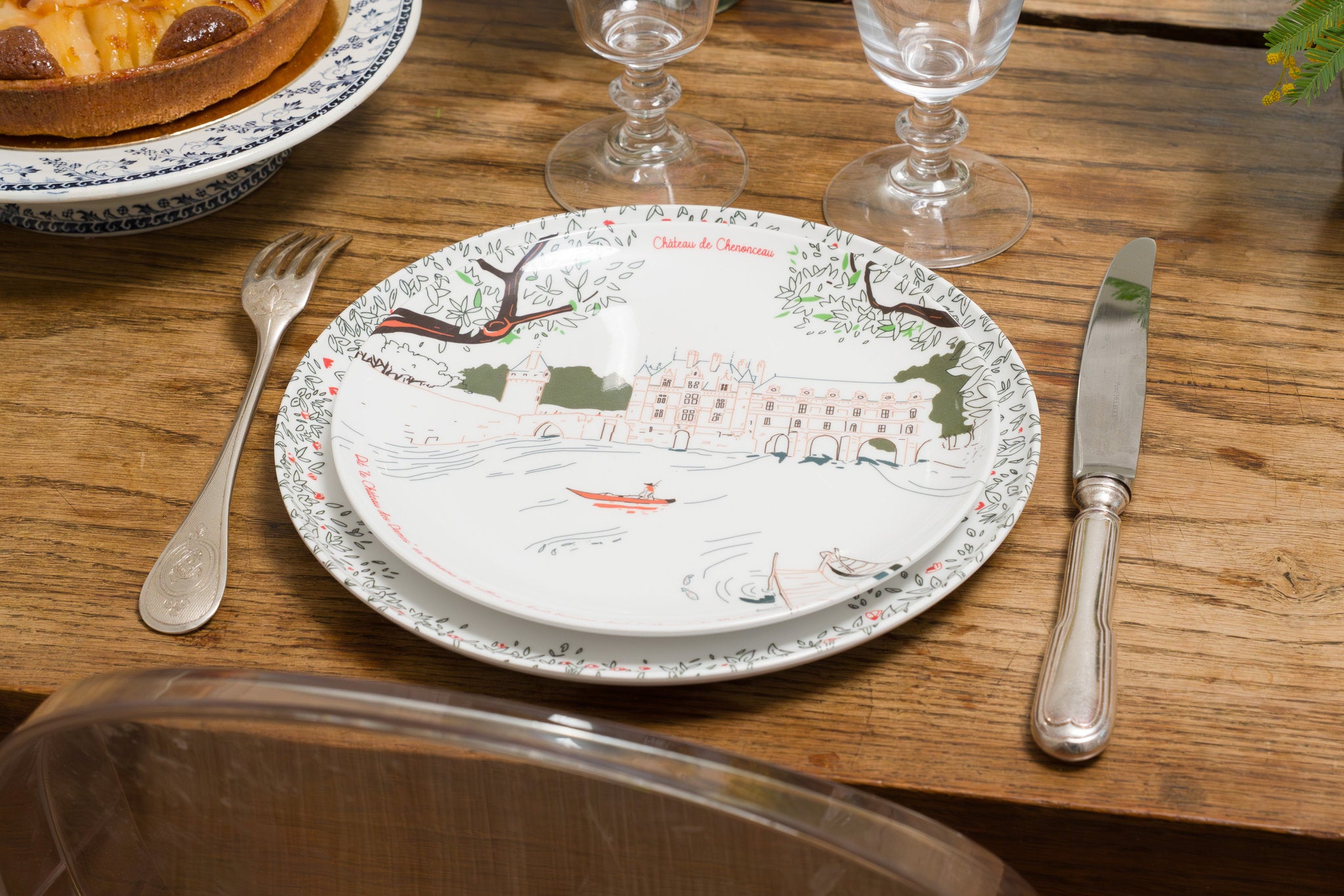 Assiette en mélamine de luxe illustrant l'architecture unique du Château des Dames