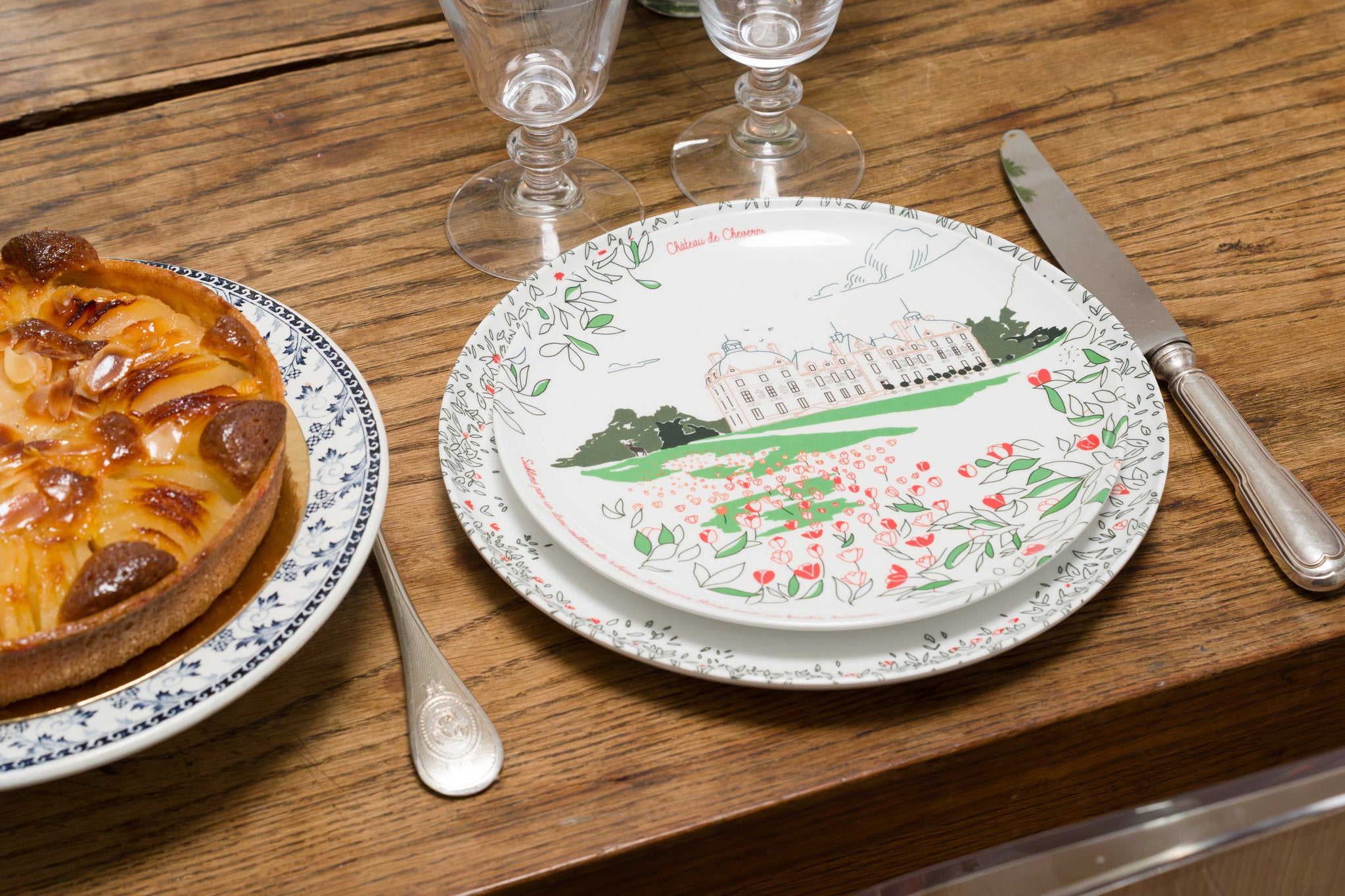 Assiette mélamine de collection illustrant la façade classique du Château de Cheverny.