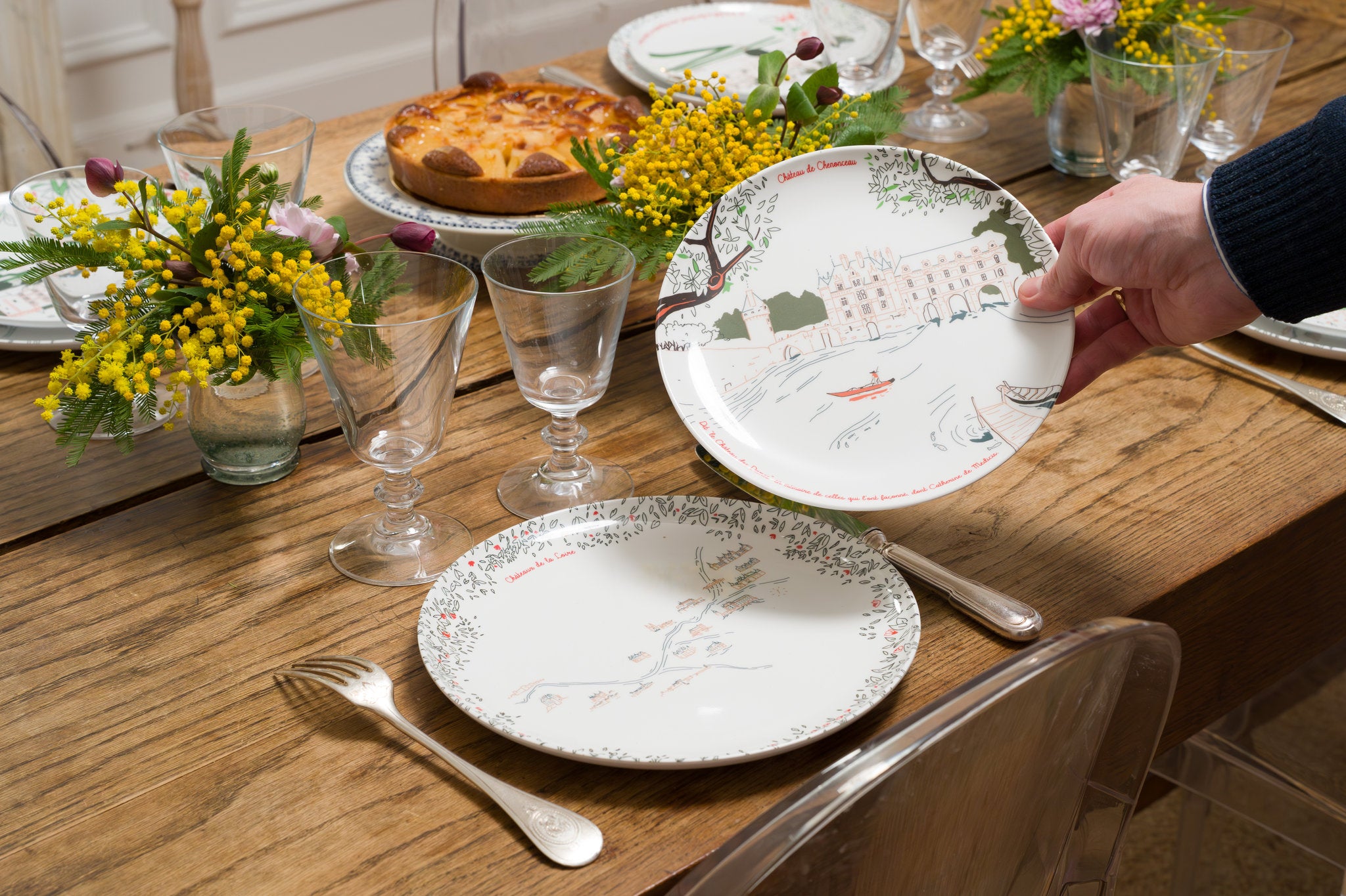 Assiette de luxe illustrant l'architecture unique du Château des Dames.