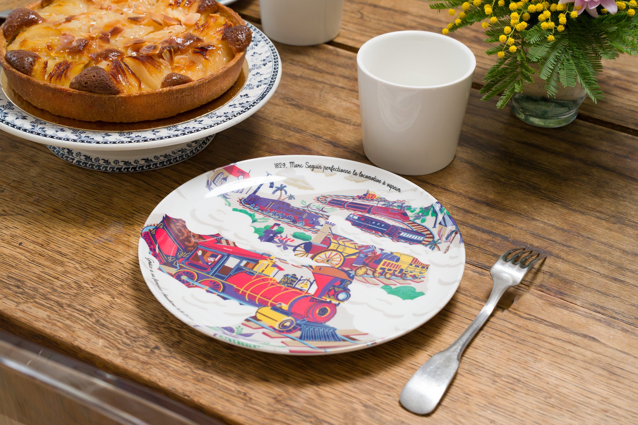 Assiette illustrée représentant la locomotive à vapeur et le progrès industriel.