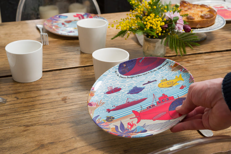 Assiette de collection illustrant l'histoire de la navigation sous-marine.