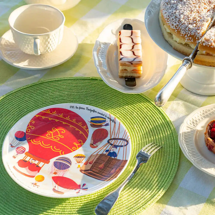 Magnifique table Ours Blanc Paris avec des desserts dans le jardin