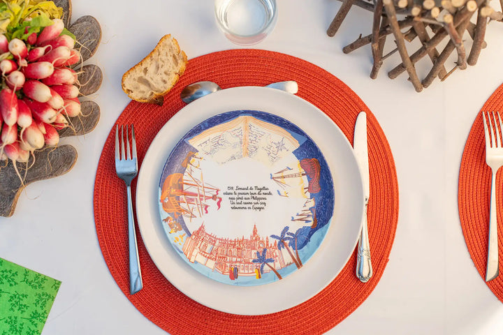 Assiette à dessert en mélamine - Assiette parlante sur l'histoire de Fernand de Magellan de la marque Ours Blanc Paris