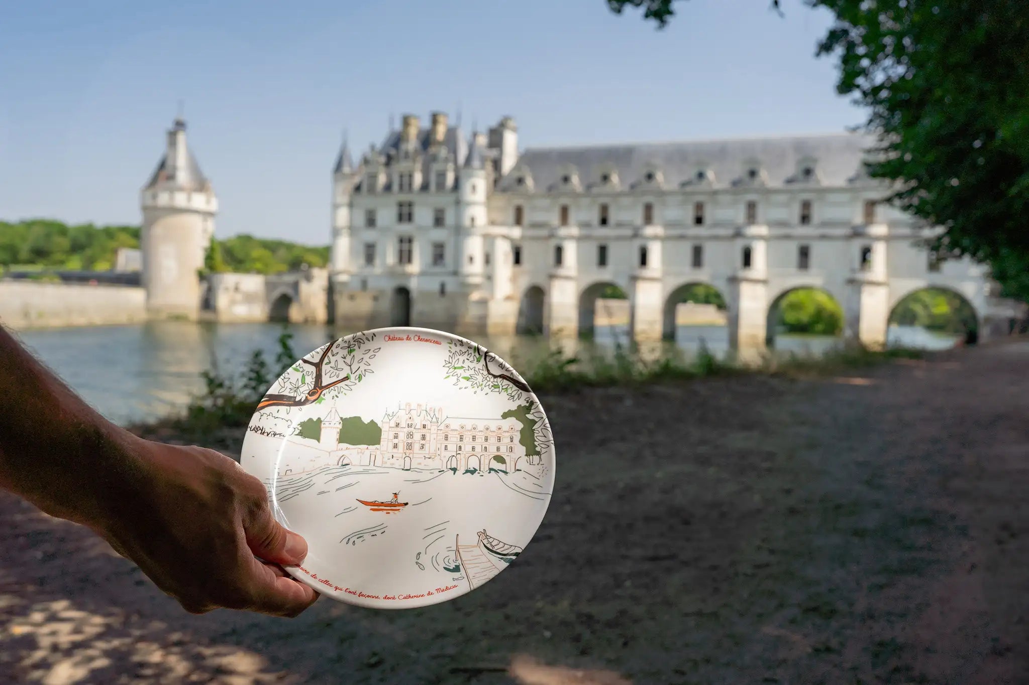 Assiette en mélamine sur chenonceau devant le château de la Loire