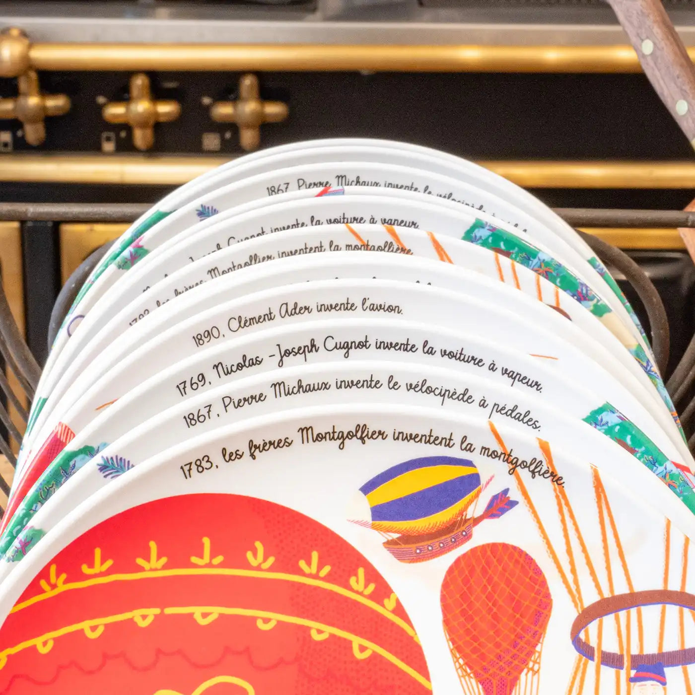 Les assiettes Ours Blanc Paris sont des assiettes parlantes. Elles apprennent l'histoire