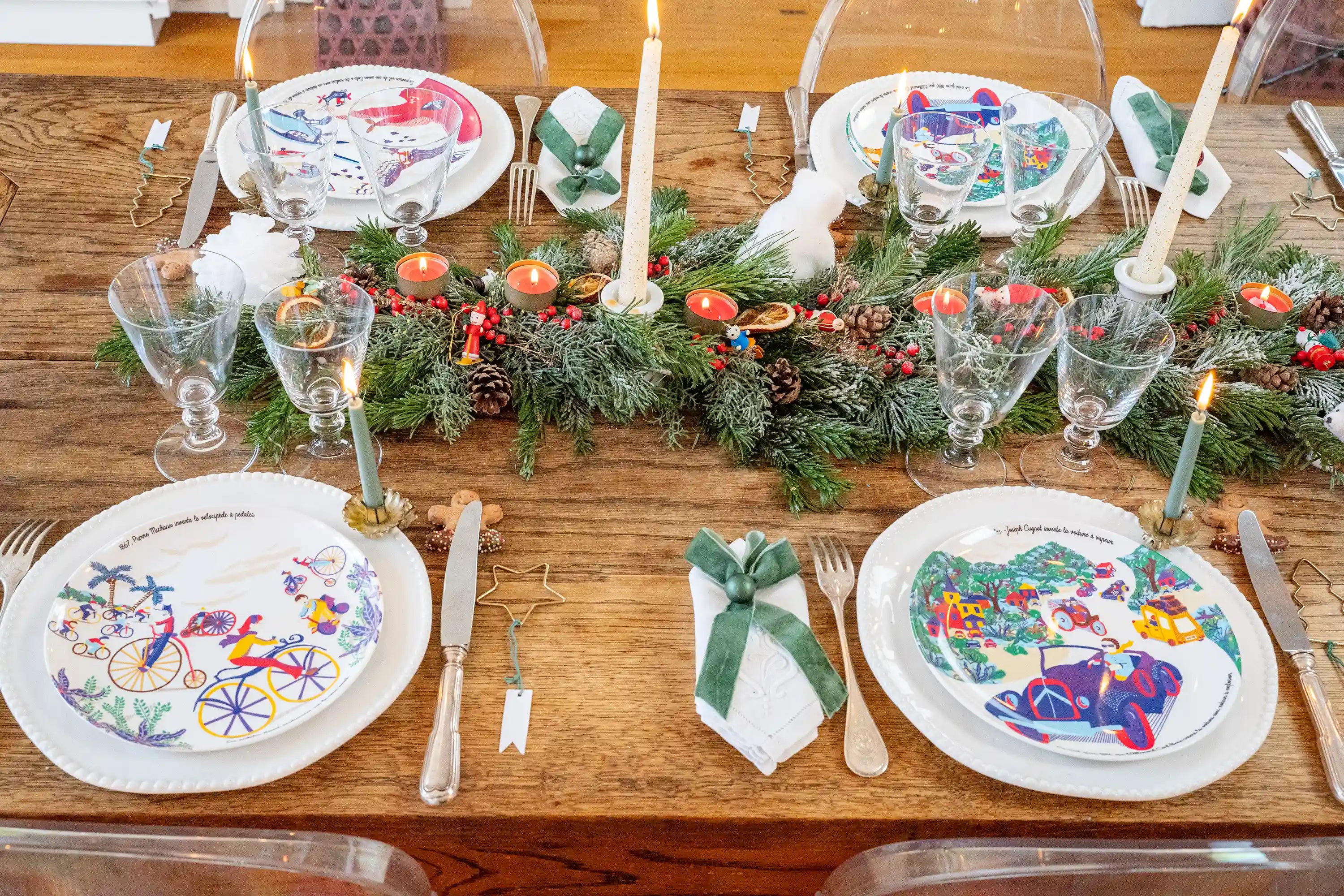 Assiettes à dessert en mélamine illustrées avec les grandes inventions françaises.