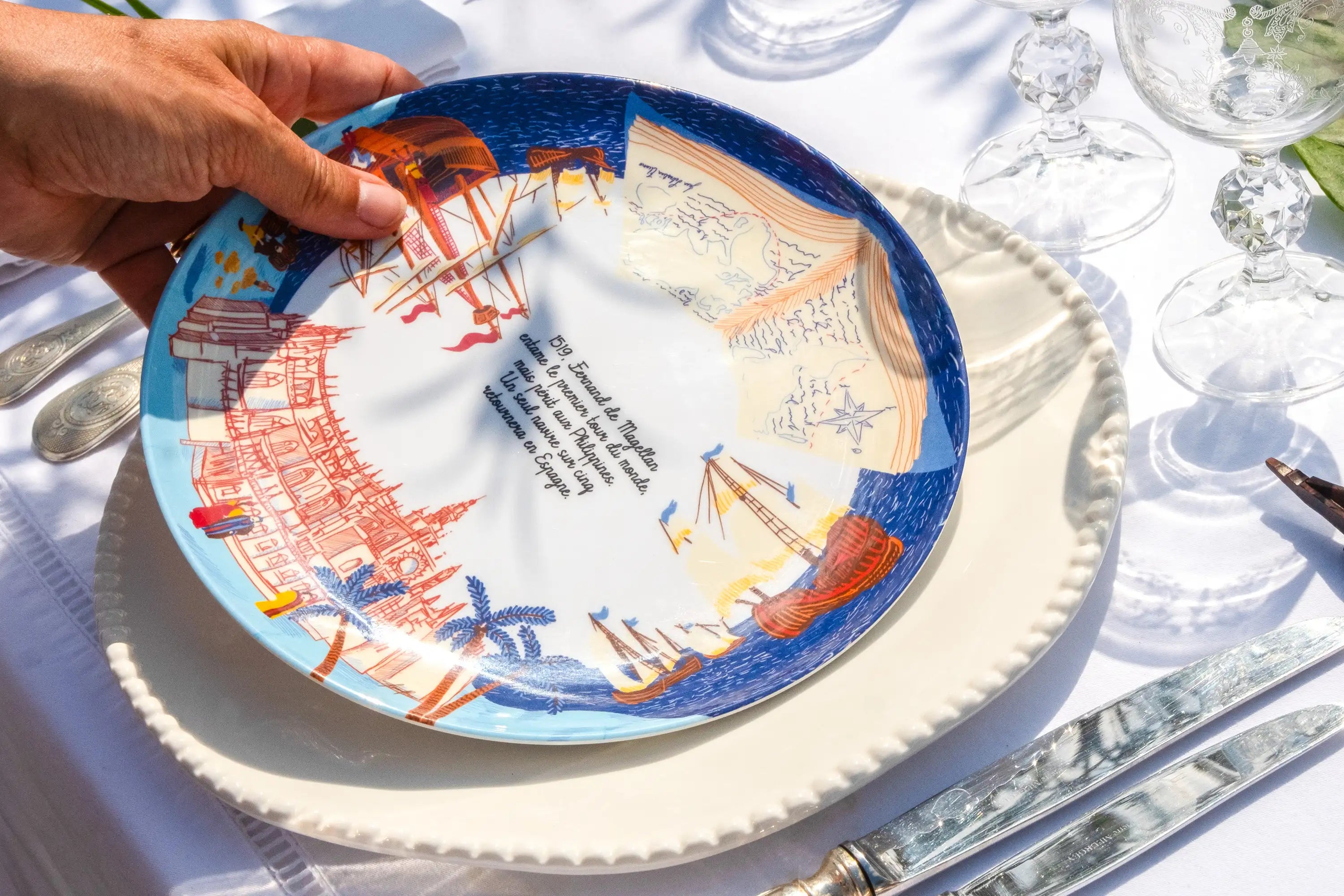 Assiettes à dessert en mélamine illustrées avec les grands explorateurs.
