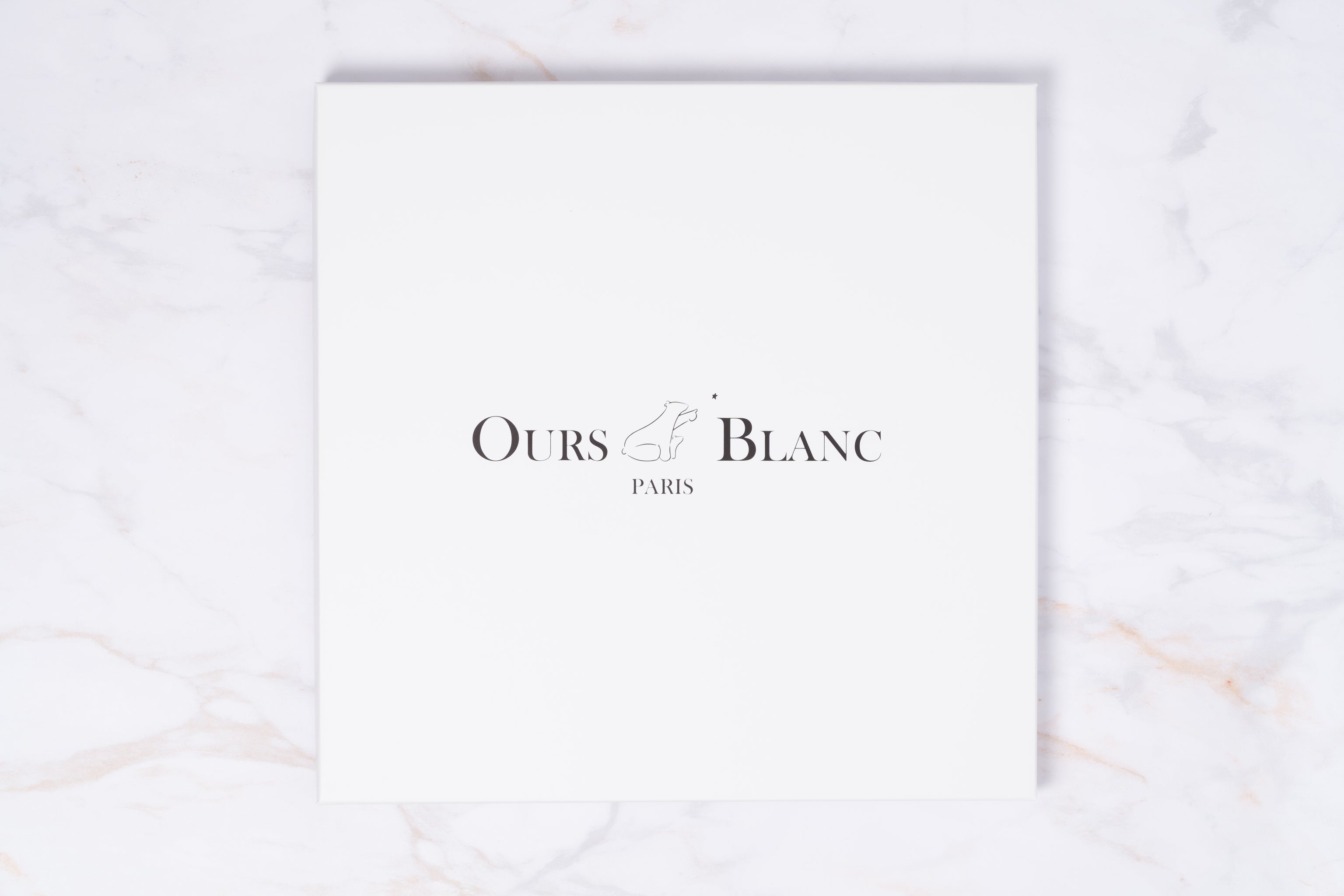 Coffret cadeau rigide blanc du plateau Le Polo à Deauville · Ours Blanc Paris