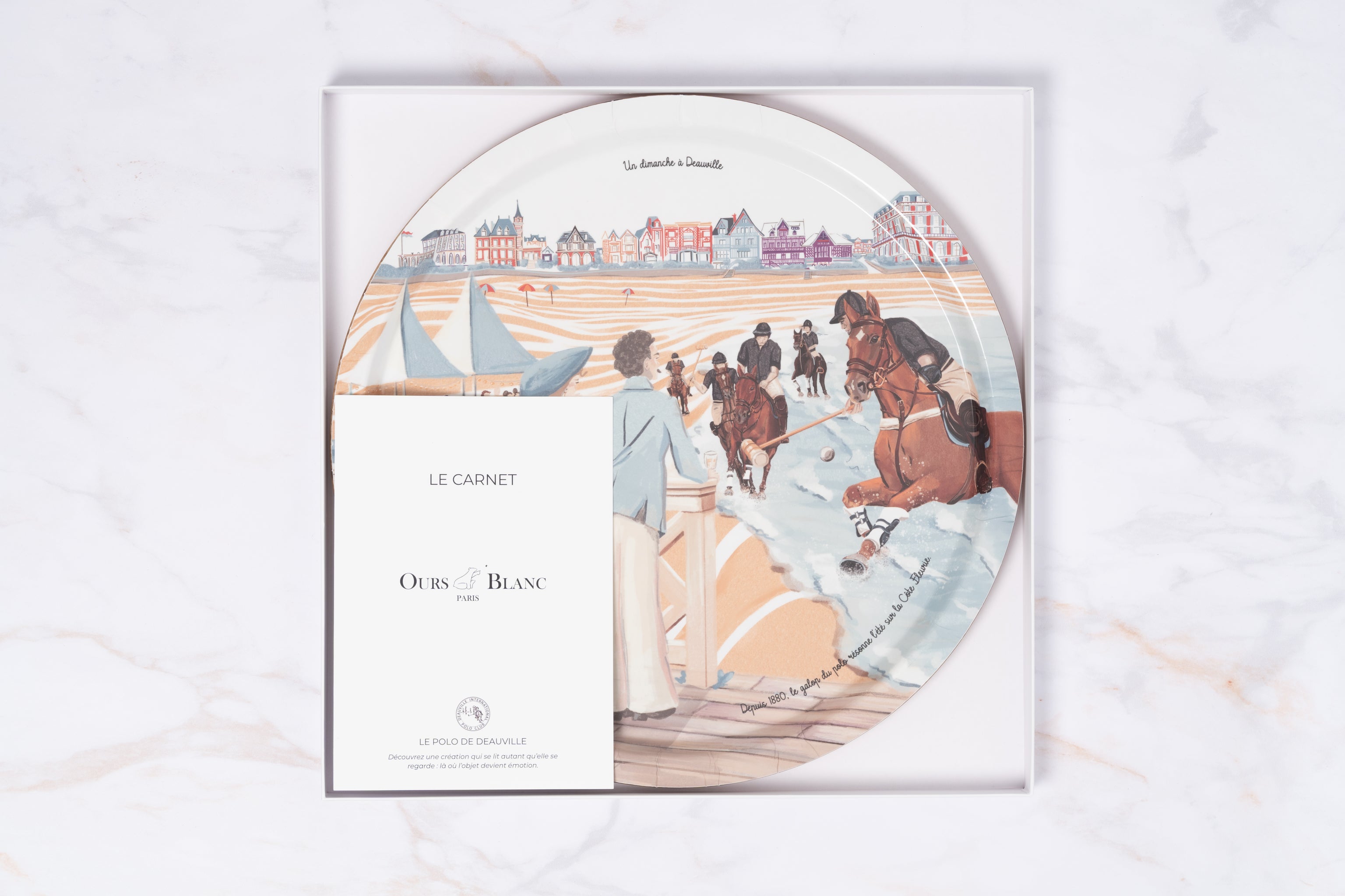 Intérieur du coffret cadeau : plateau Le Polo à Deauville et son carnet illustré · Ours Blanc Paris