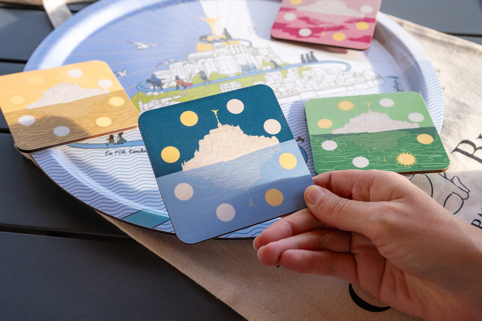 Le Mont-Saint-Michel joliment illustré sur des dessous de verre fabriqués en France. Idée cadeau