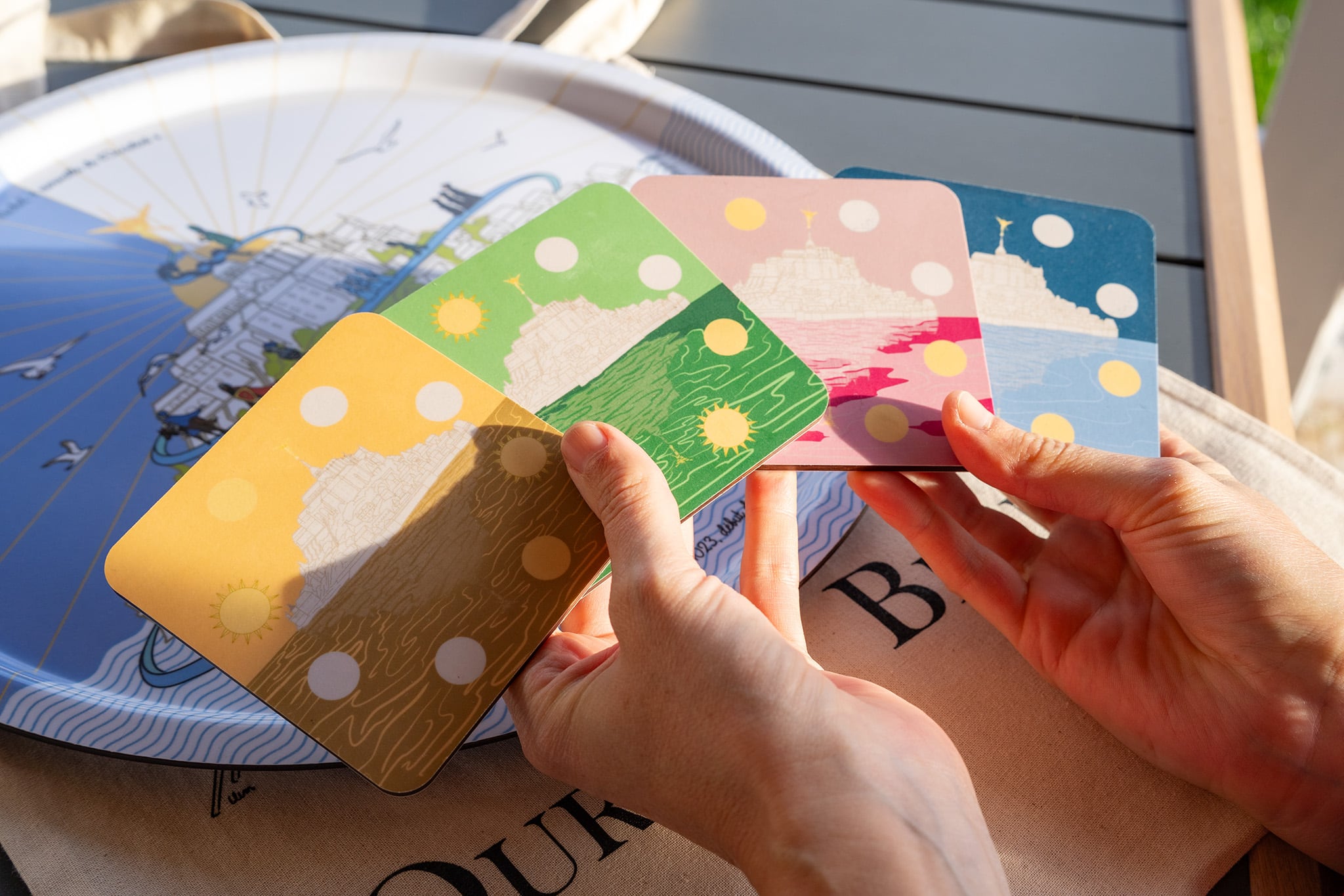 Le Mont-Saint-Michel joliment illustré sur des dessous de verre fabriqués en France.