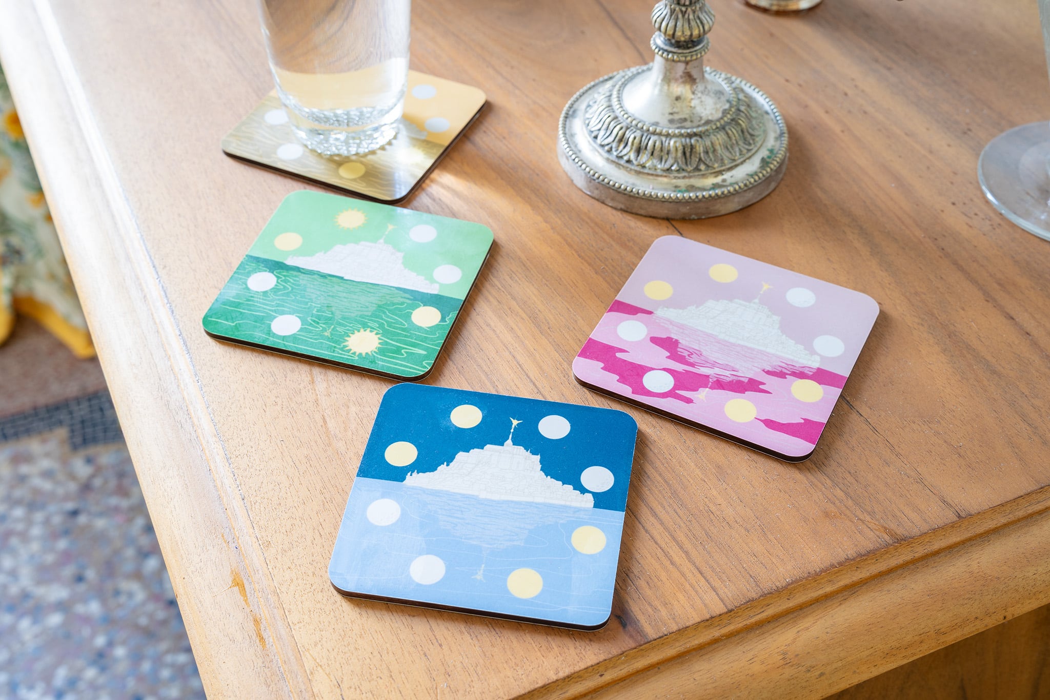 Le Mont-Saint-Michel joliment illustré sur des dessous de verre fabriqués en France sur une table en bois.