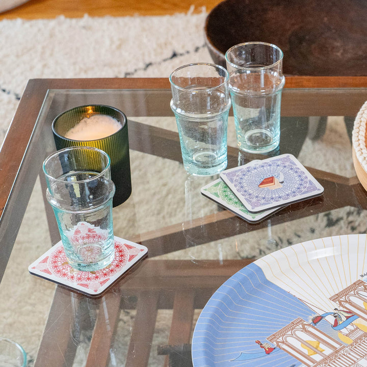 Dessous de verre jolie posé sur une table d'apéritif avec plateau - Notre-Dame de Paris