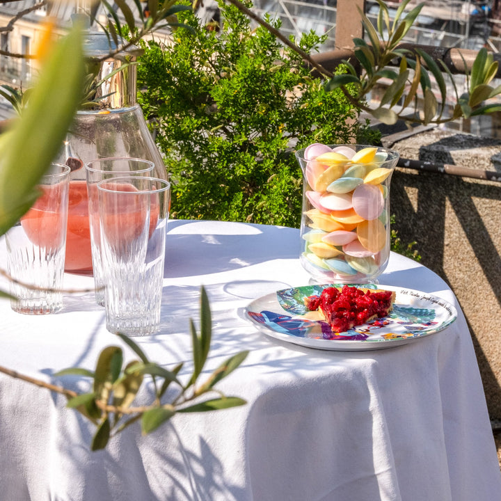 Goûter avec assiette en mélamine sur l'histoire