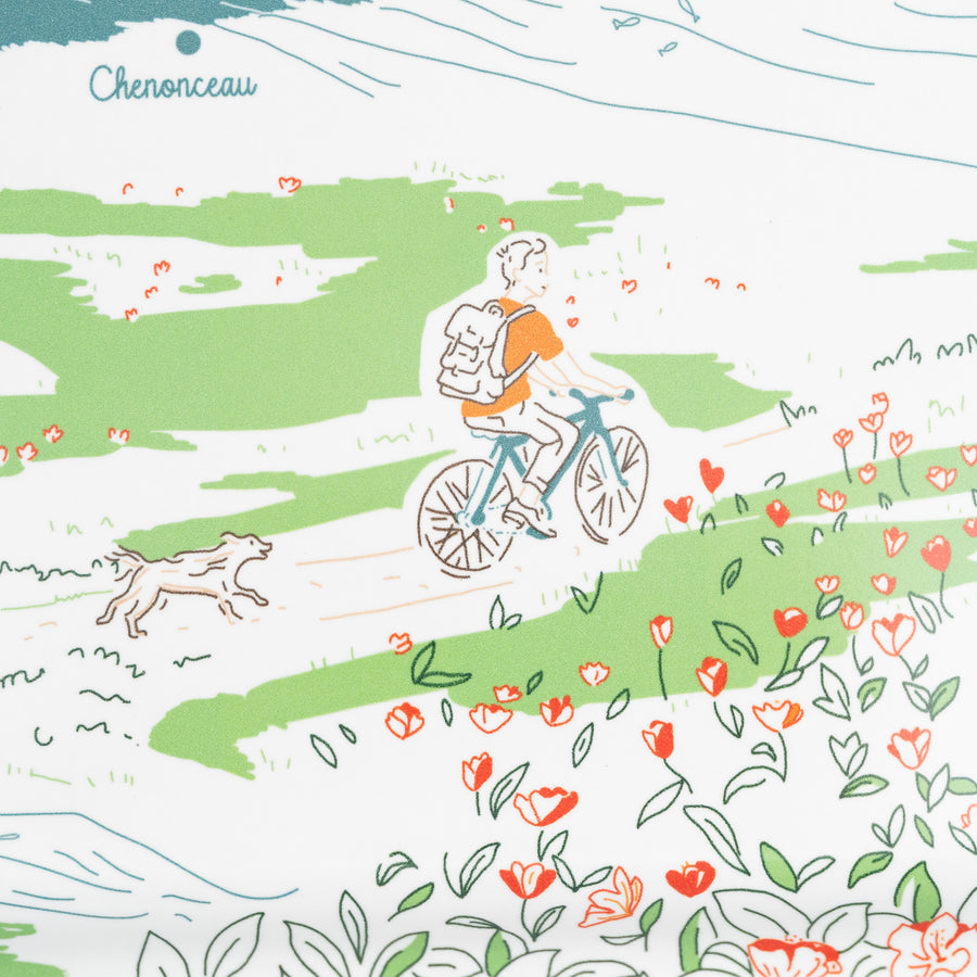 Détail du plateau Les Châteaux de la Loire : à vélo sur les chemins du Val de Loire, un chien à ses côtés · Ours Blanc Paris