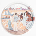 Plateau rond Ø 37 cm en bois stratifié, illustration « Un dimanche à Deauville », match de polo sur la plage, fabriqué en France · Ours Blanc Paris