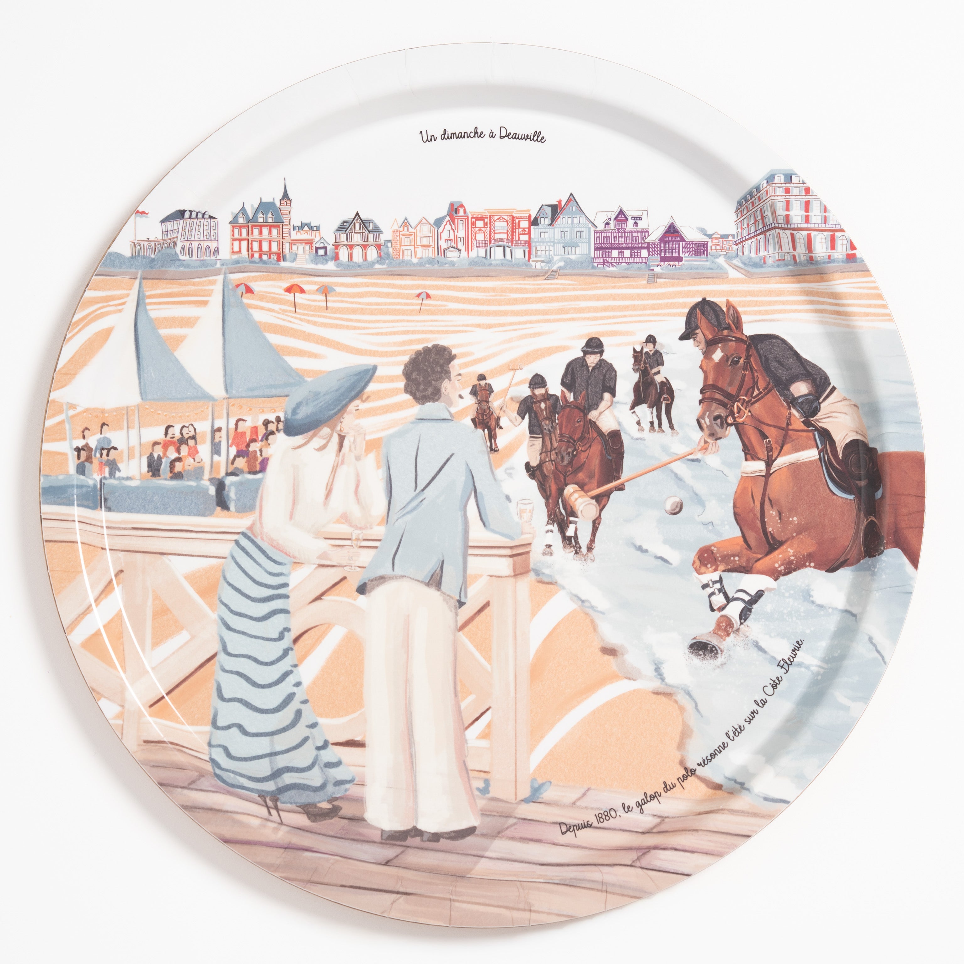 Plateau rond Ø 37 cm en bois stratifié, illustration « Un dimanche à Deauville », match de polo sur la plage, fabriqué en France · Ours Blanc Paris