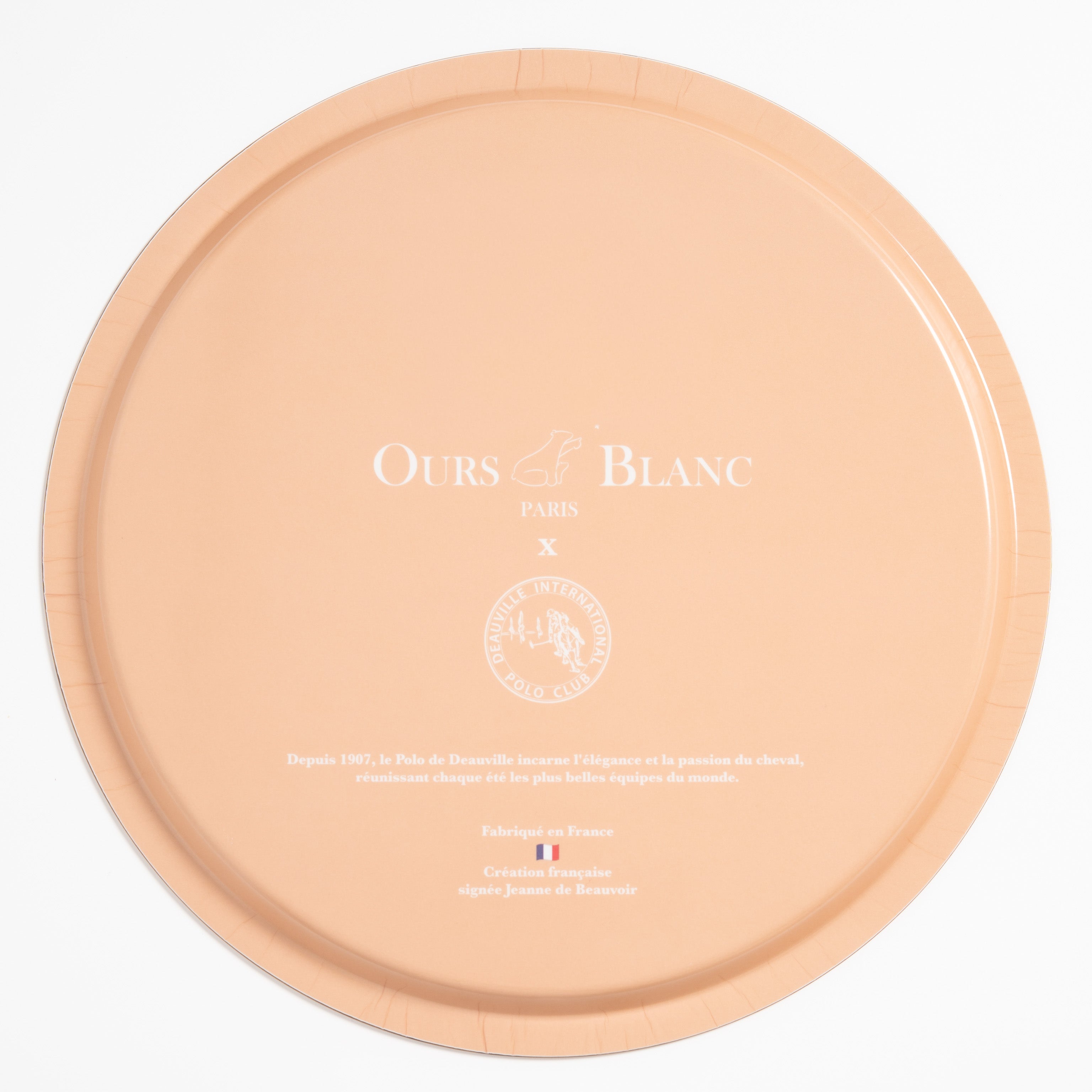 Dos du plateau Le Polo à Deauville : écusson du Deauville International Polo Club et signature de l'artiste Jeanne de Beauvoir · Ours Blanc Paris