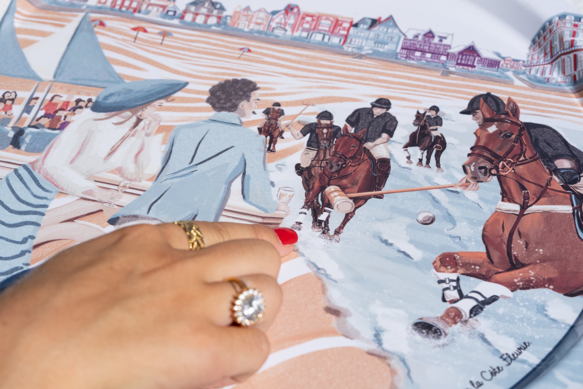 Gros plan sur le match de polo dans l'écume, illustration du plateau Le Polo à Deauville · Ours Blanc Paris