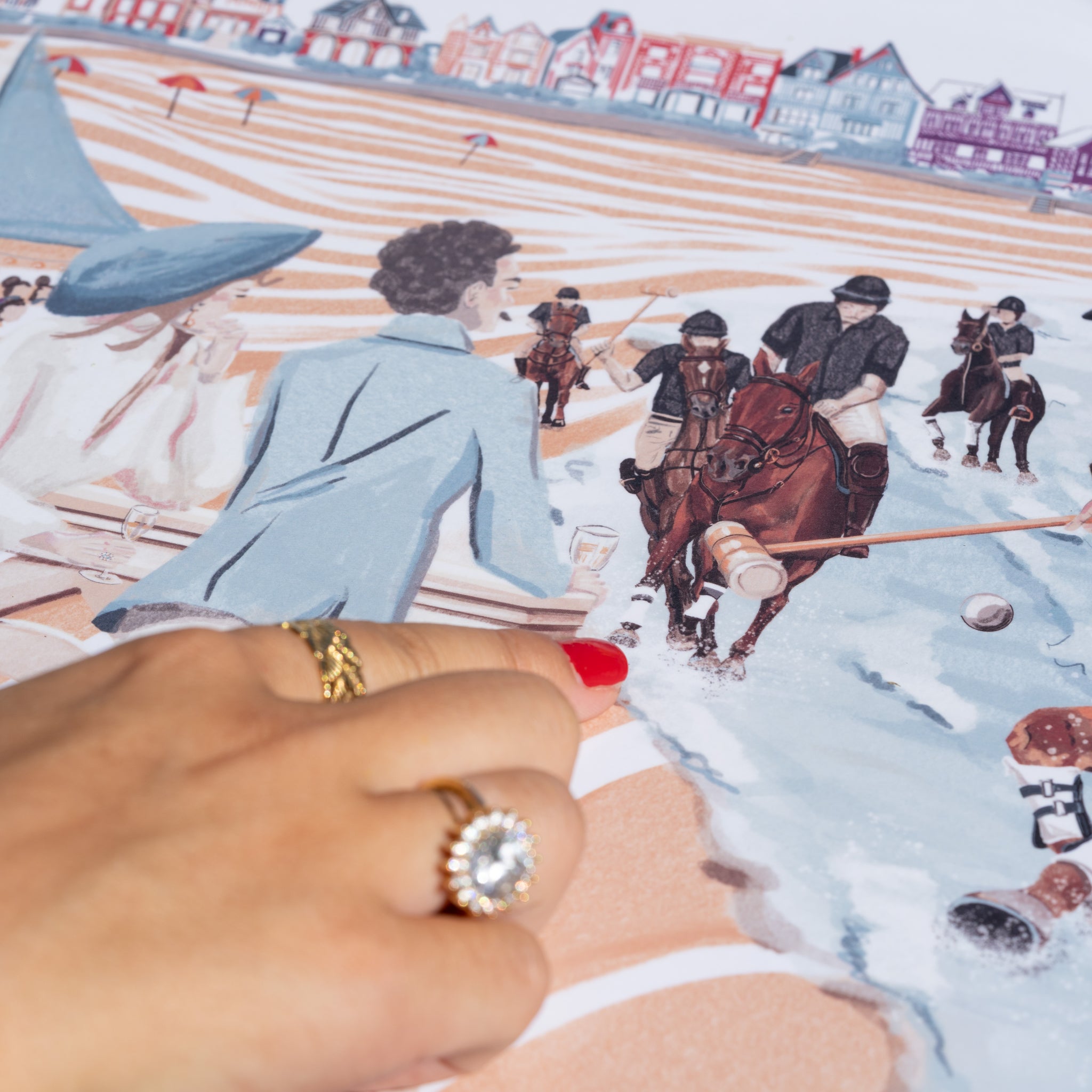 Détail de l'illustration du plateau Le Polo à Deauville : cavaliers au galop dans l'écume · Ours Blanc Paris