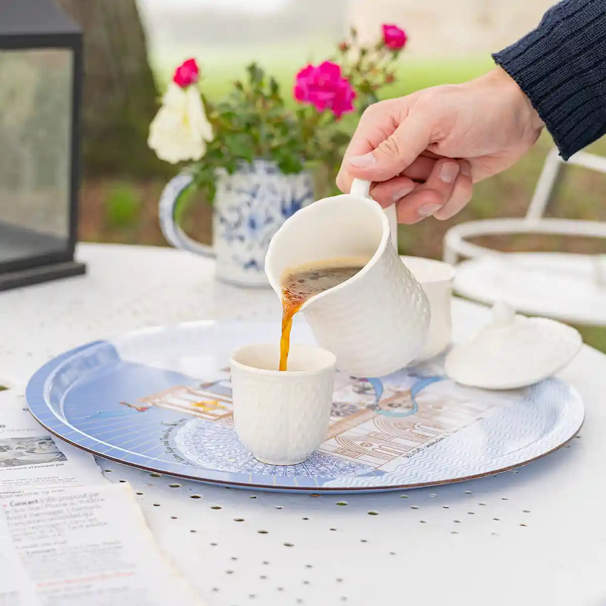 Plateau en bois stratifié sur l'histoire de Notre-Dame de Paris fabriqué en France dans le jardin 