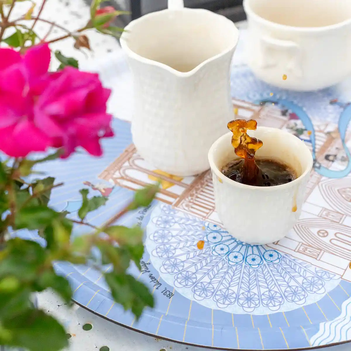 Plateau en bois stratifié sur l'histoire de Notre-Dame de Paris fabriqué en France avec une tasse de café qui déborde