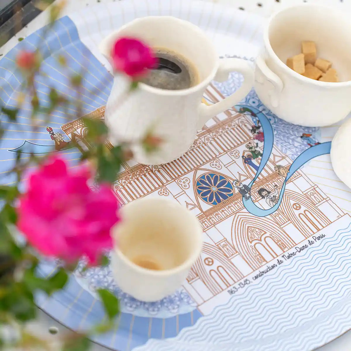 Plateau en bois stratifié sur l'histoire de Notre-Dame de Paris qui sert le café