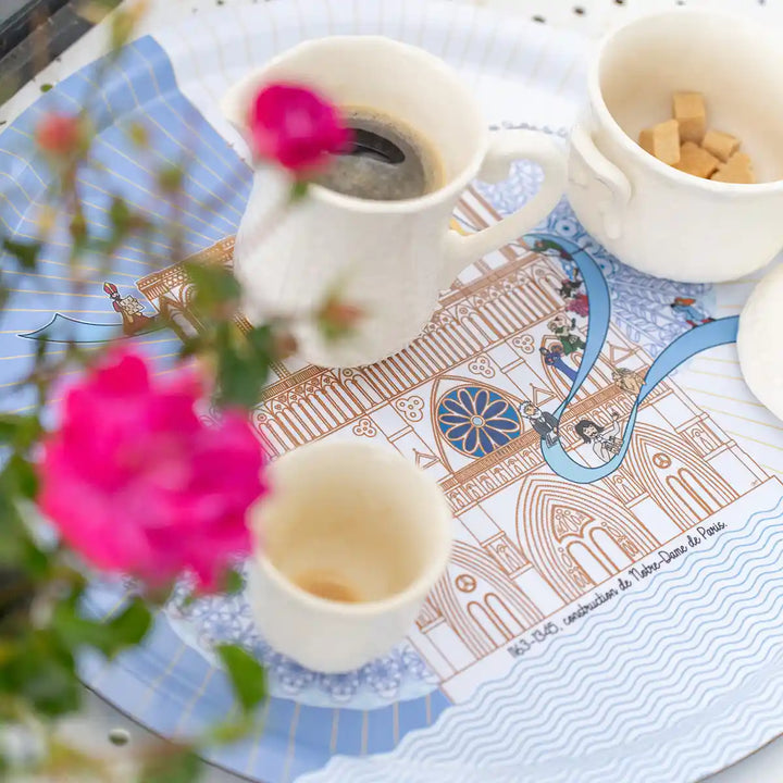 Plateau en bois stratifié sur l'histoire de Notre-Dame de Paris qui sert le café