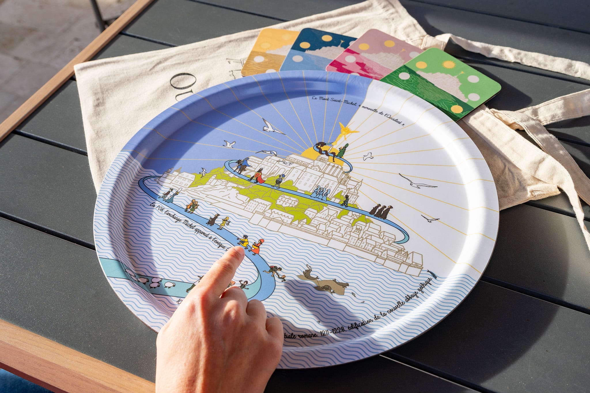 Le Mont-Saint-Michel joliment illustré sur un plateau en bois fabriqué en France.