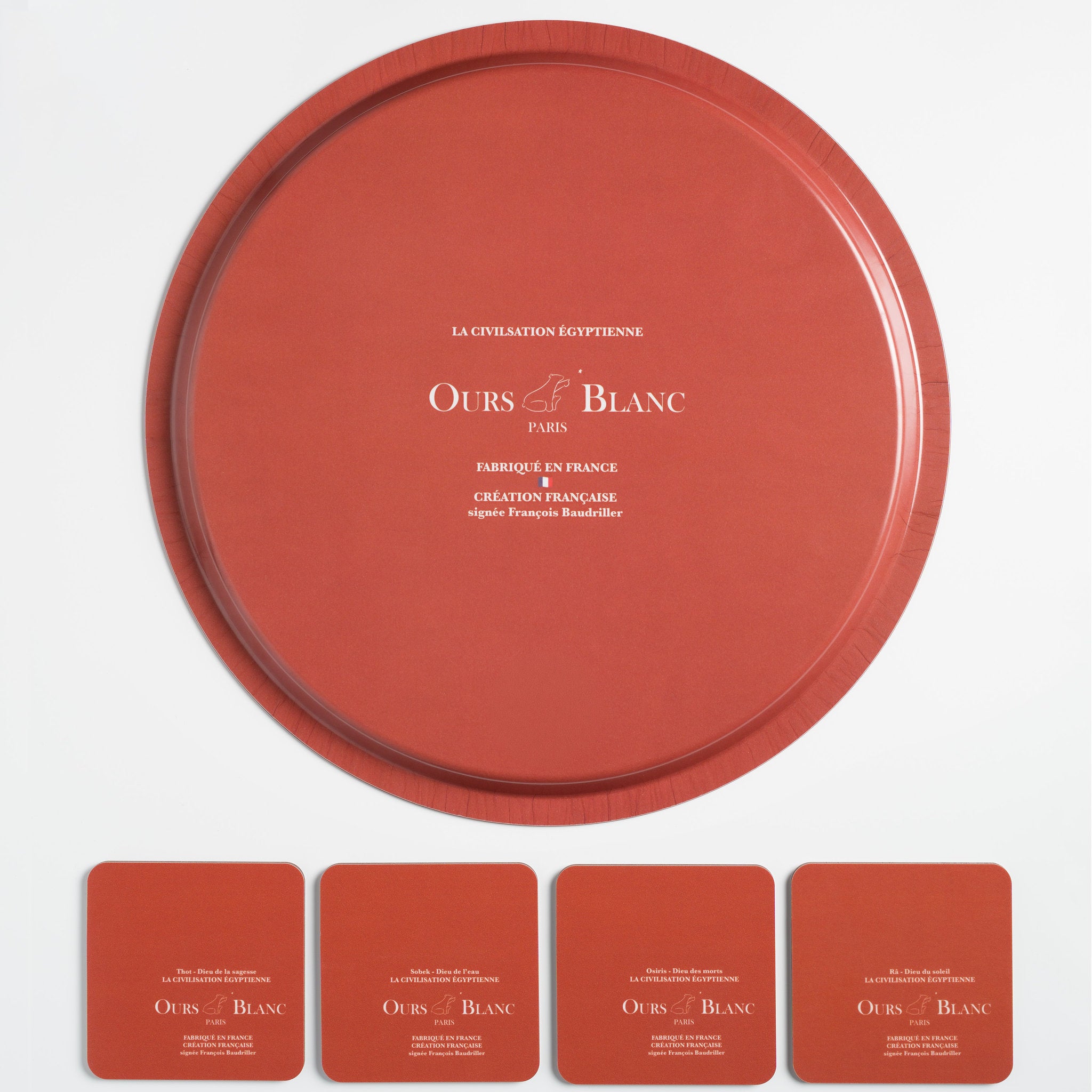 Dates clés et histoire de l'Égypte au verso du plateau et dessous de verre de manufacture beige.