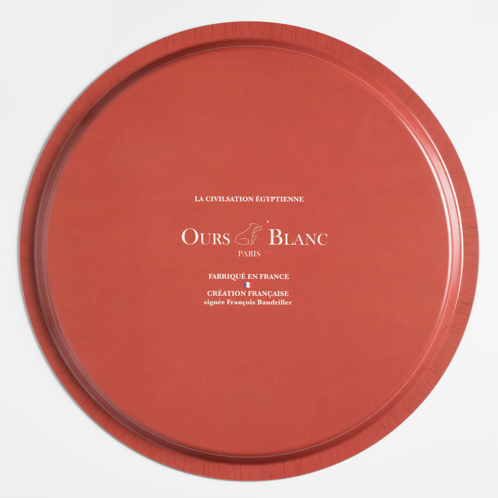 Dates clés et histoire de l'Égypte au verso du plateau de manufacture beige.