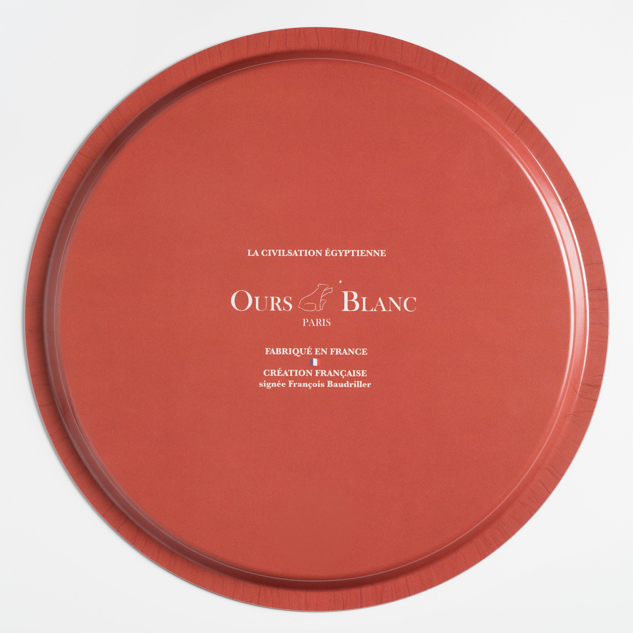 Dates clés et histoire de l'Égypte au verso du plateau de manufacture beige.